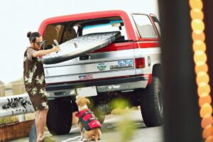 犬とボードを快適に乗せられる！ フルサイズSUV「シボレー K-5ブレイザー」。