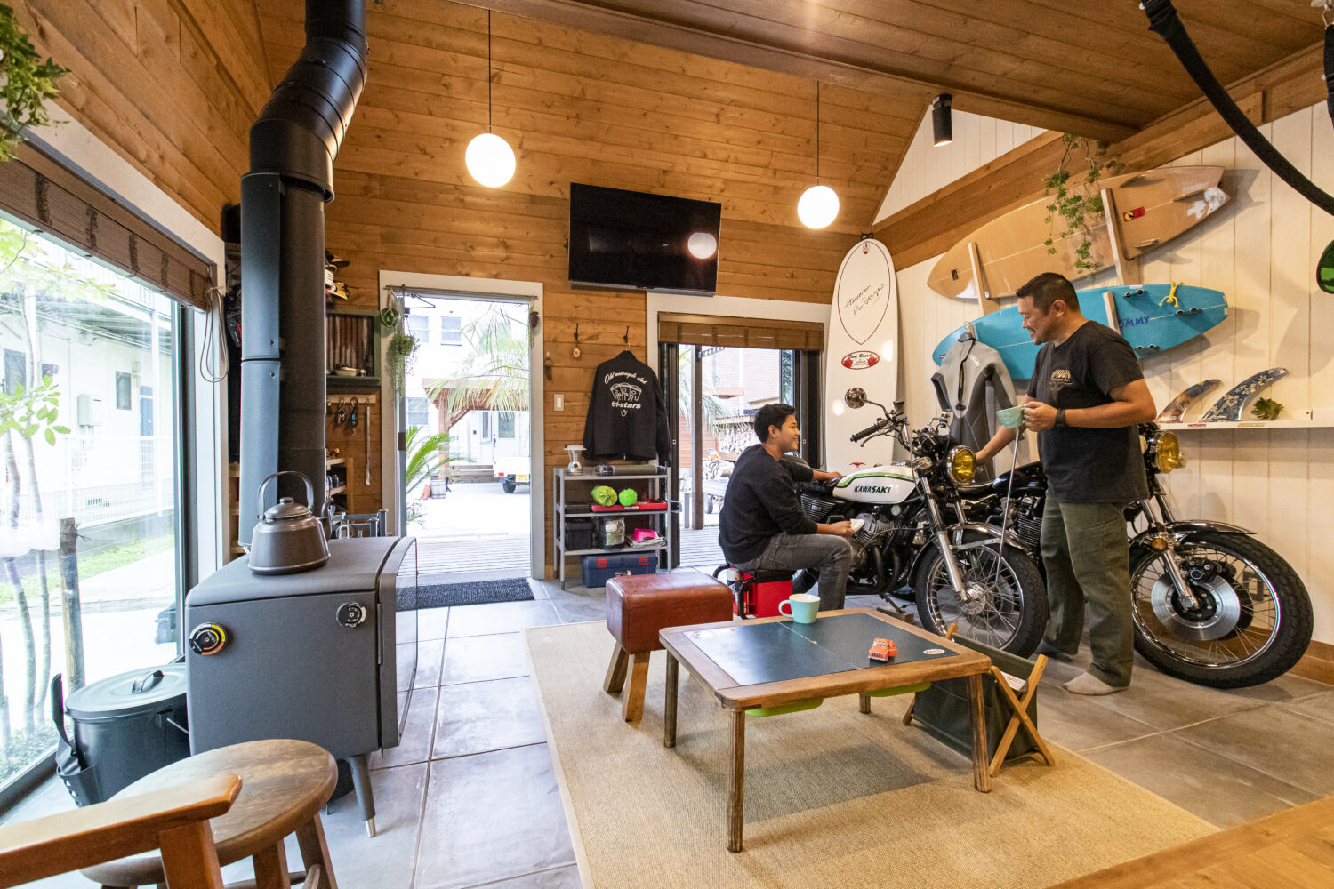 バイクをイジっていても、家族との一体感がある土間リビングのある暮らし。｜BESS