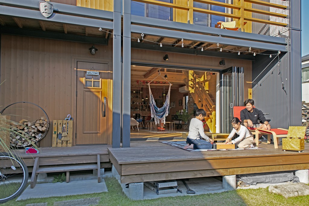 リビングとウッドデッキが繋がって、 キャンプ気分が味わえる家。｜BESS