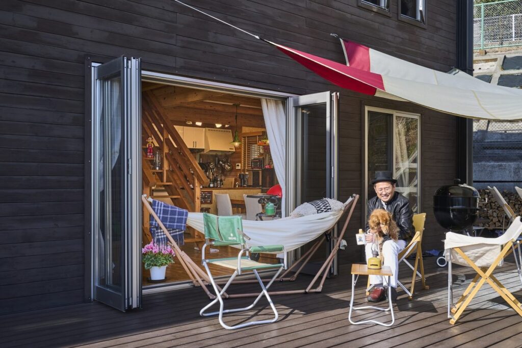 家にいながらキャンプ気分が味わえる！ 夢のログハウス生活。｜神奈川県秦野・山本邸｜BESS