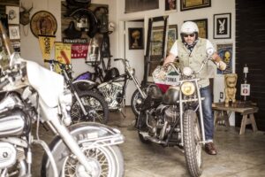 【ガレージライフ】10台ものバイクと溢れんばかりのヴィンテージギアに囲まれた「マン・ケイブ(男の洞窟)」。