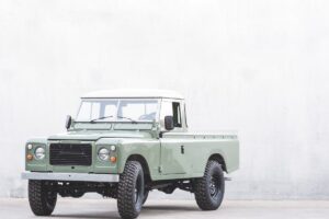 絶版車のランドローバー・ディフェンダーが蘇る、ポルトガルの再生工場。