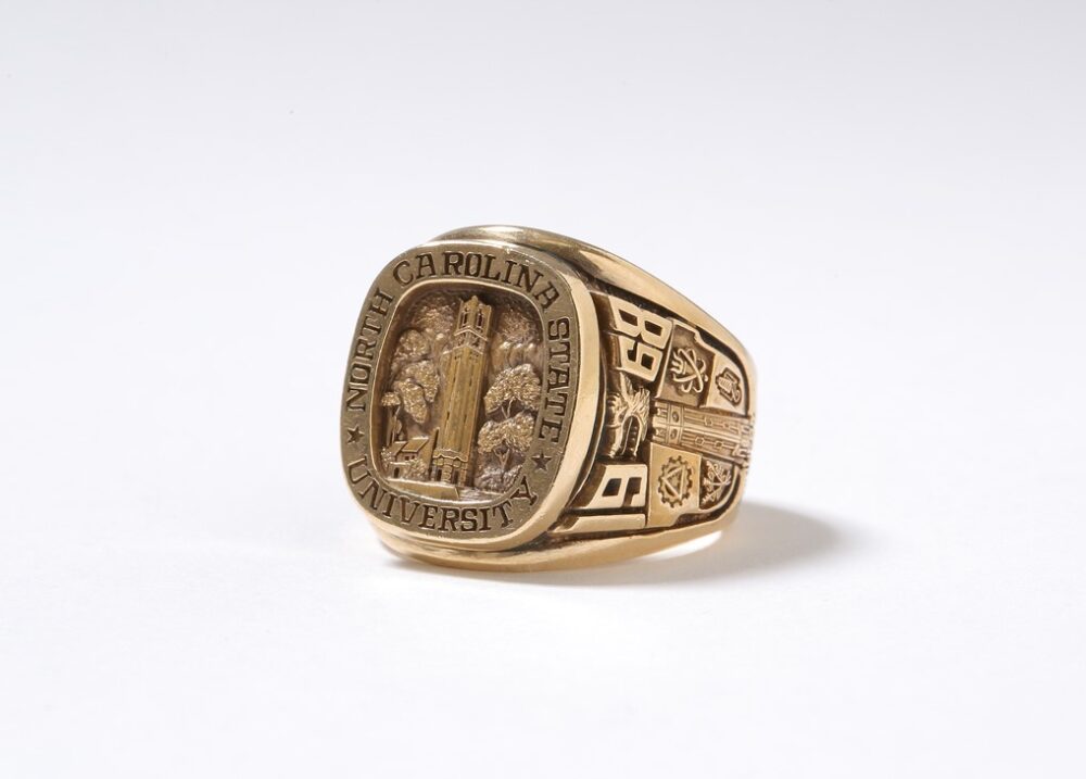 カレッジリングとは? ごつい見た目と刻まれたクラシックな意匠が魅力!