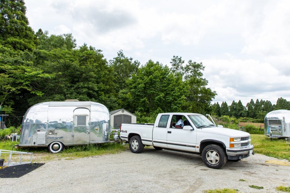 銀色に光り圧倒的な存在感を放つトレーラーの王様、エアストリームのヴィンテージ市場の現状とは。