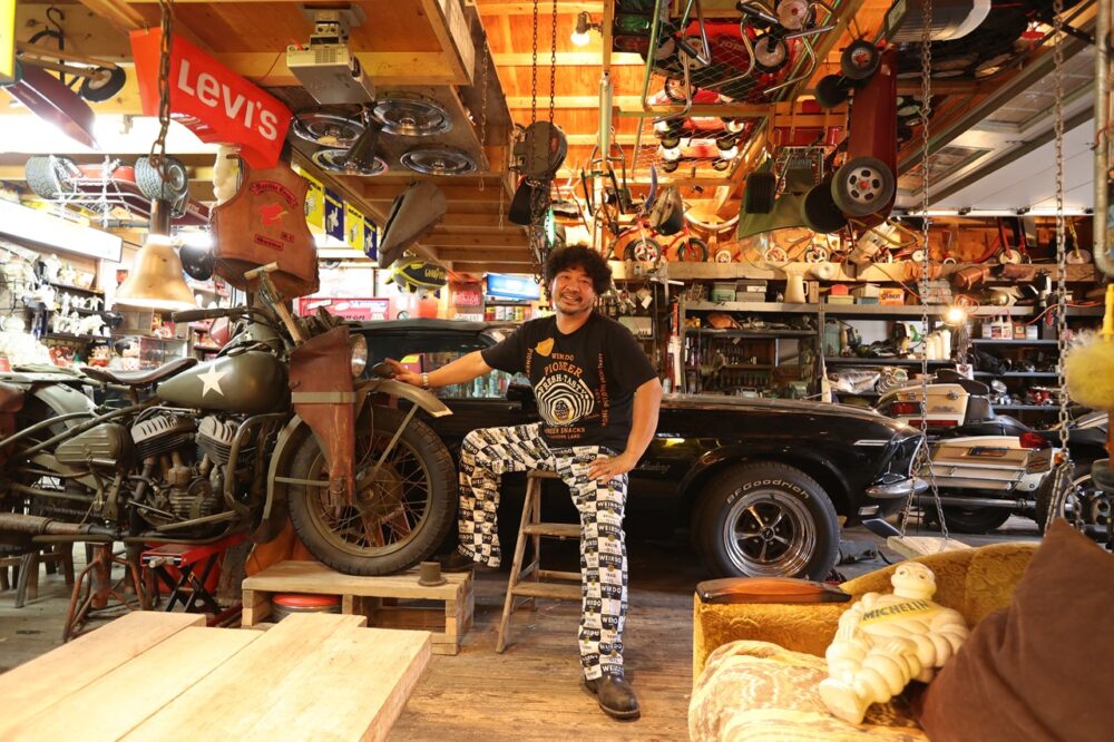 これぞ男の城！ アメリカ車にハーレー、雑貨など、好きなモノをちりばめたDIYガレージ。