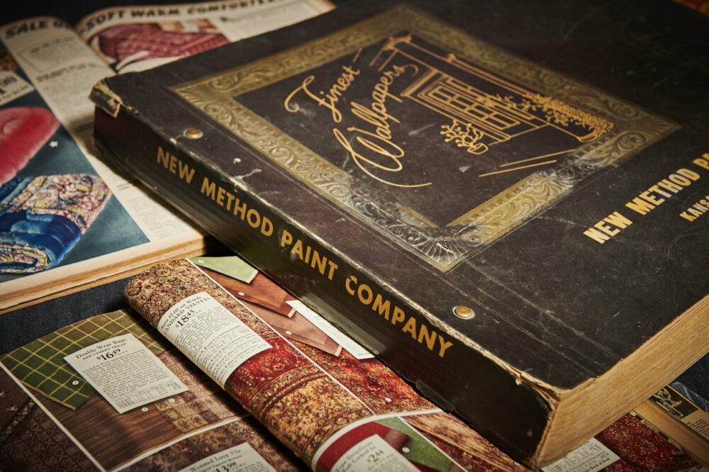 1930~’50年代に実在したアメリカの壁紙メーカーを”復刻”。