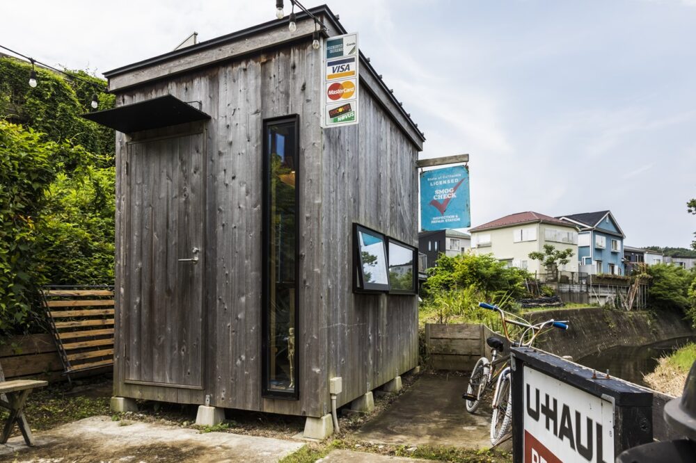 自宅敷地内に、小さな趣味の小屋を作ってしまったプラモ好き。