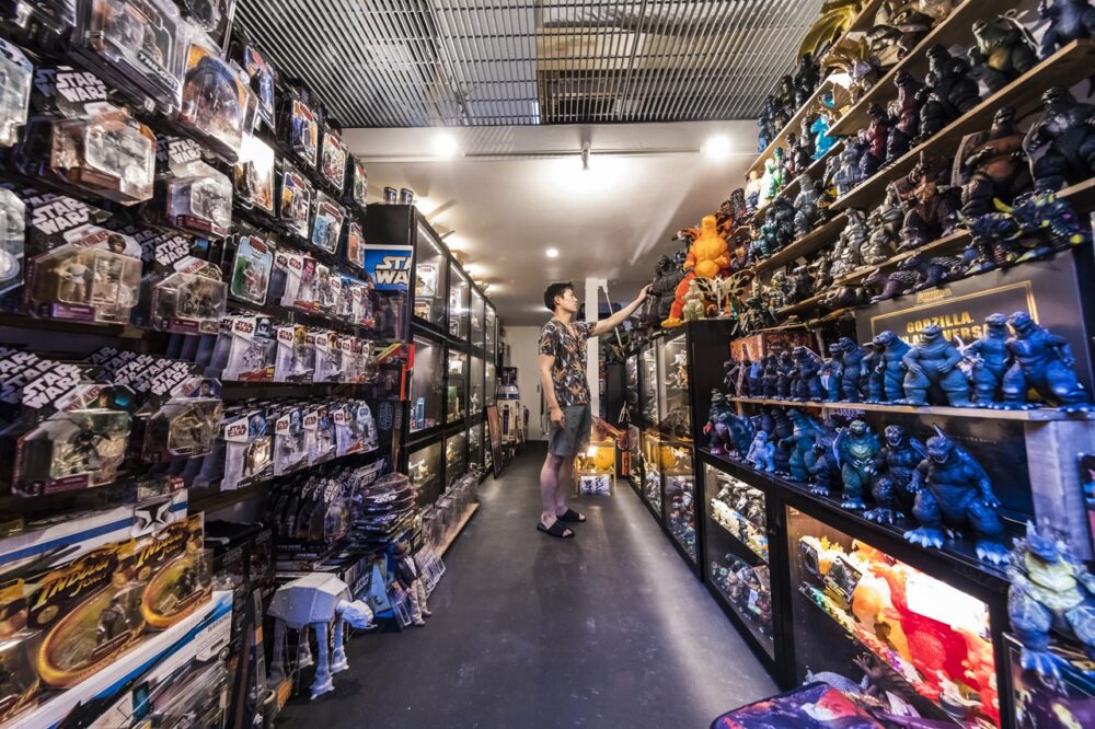 玄関を空けたら、そこはショップ？ 膨大なトイコレクションが収まったガレージハウス。