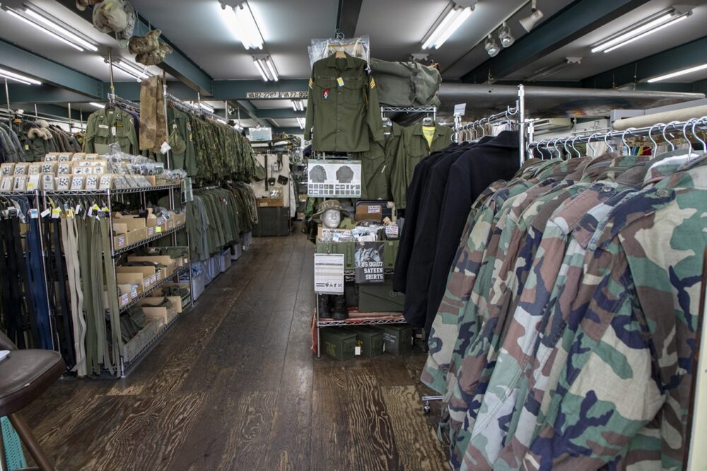 A -2フライトジャケットで困った時の駆け込み寺!リペア&カスタムパーツが豊富に揃う「MASH」へGO!