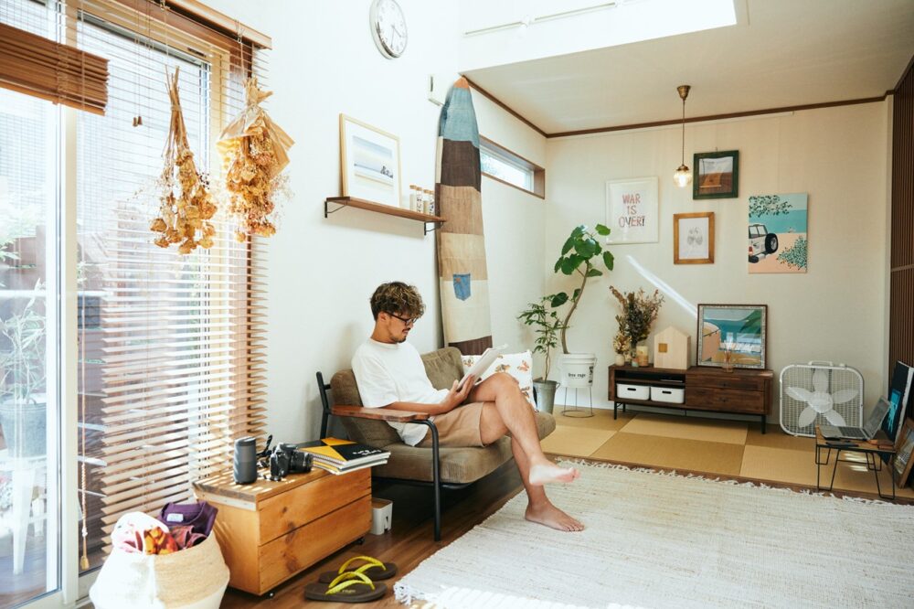 チル＆アートピースで囲まれた、ライフスタイルを憩う家。
