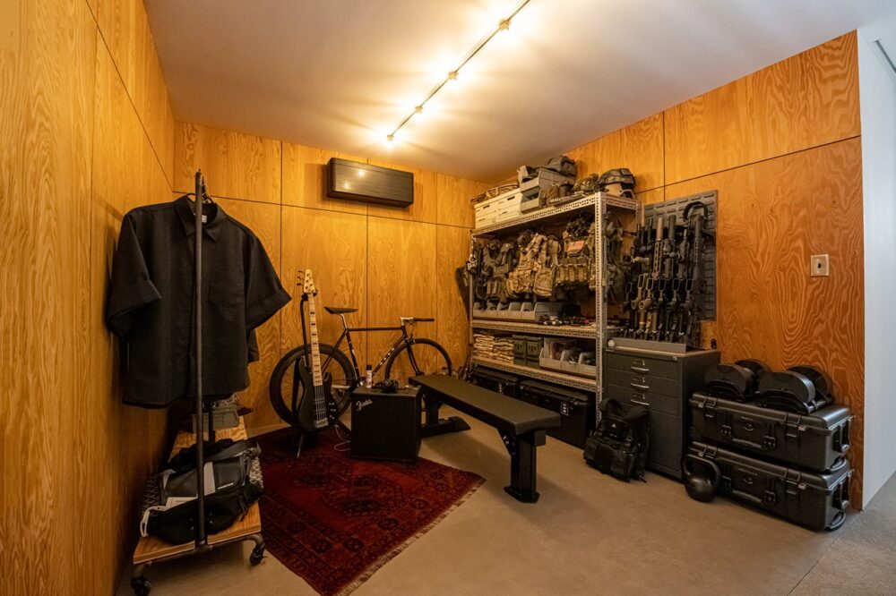 ここはアメリカ？ ミリタリーショップオーナーの自宅収納スペースがスゴイ。