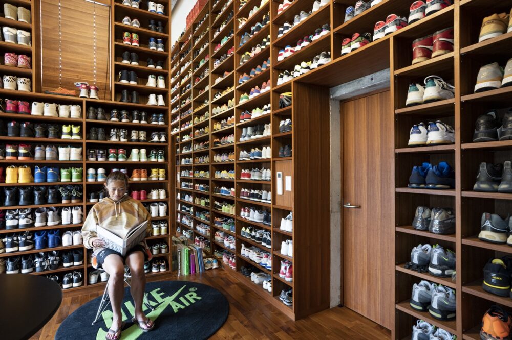壁一面にスニーカー！膨大なコレクションとスニーカーにまつわるインテリアが揃う、唯一無二の空間。