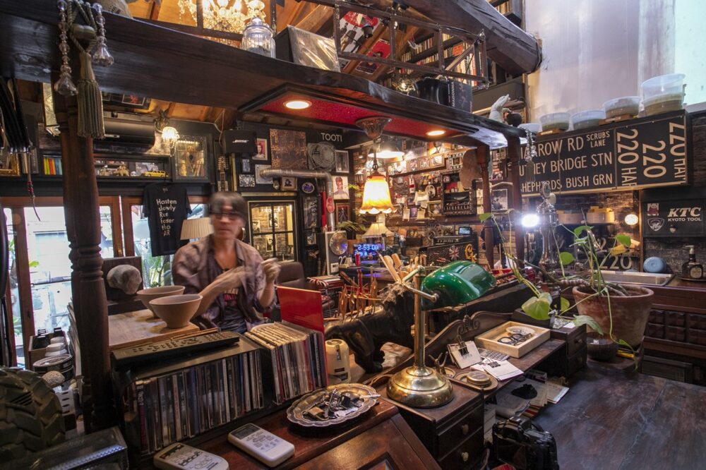 京都の築95年の町屋を自ら改装、自作インテリアと英国ヴィンテージ好きなモノに囲まれた自宅兼仕事場。