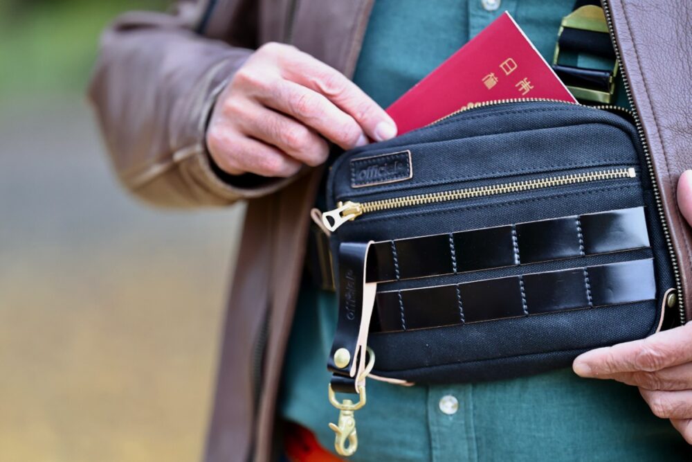 海外旅行に、取材に便利な【チェストバッグ3点留めコードバン】