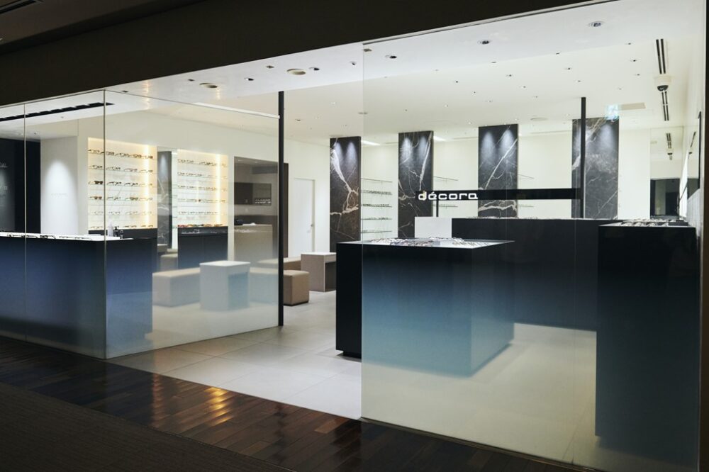 「デコラ東京」で見つける、“ちょいクセ”メガネ7選。|東京・丸の内