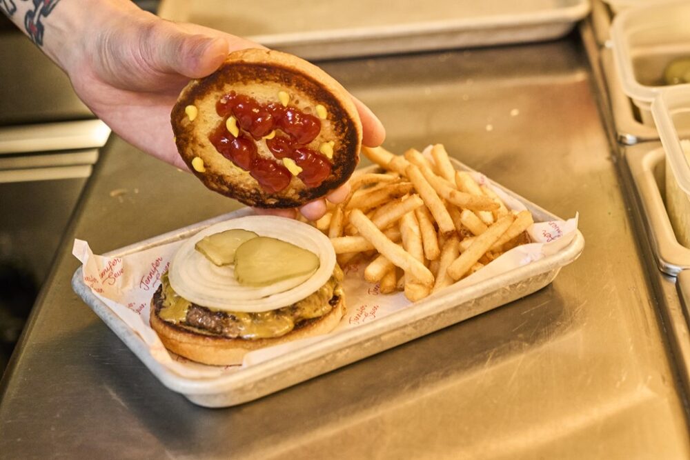 【今食べるべきハンバーガー④】ジェニファーセブン|アメリカの学食をイメージしたオールドスクールスタイル。