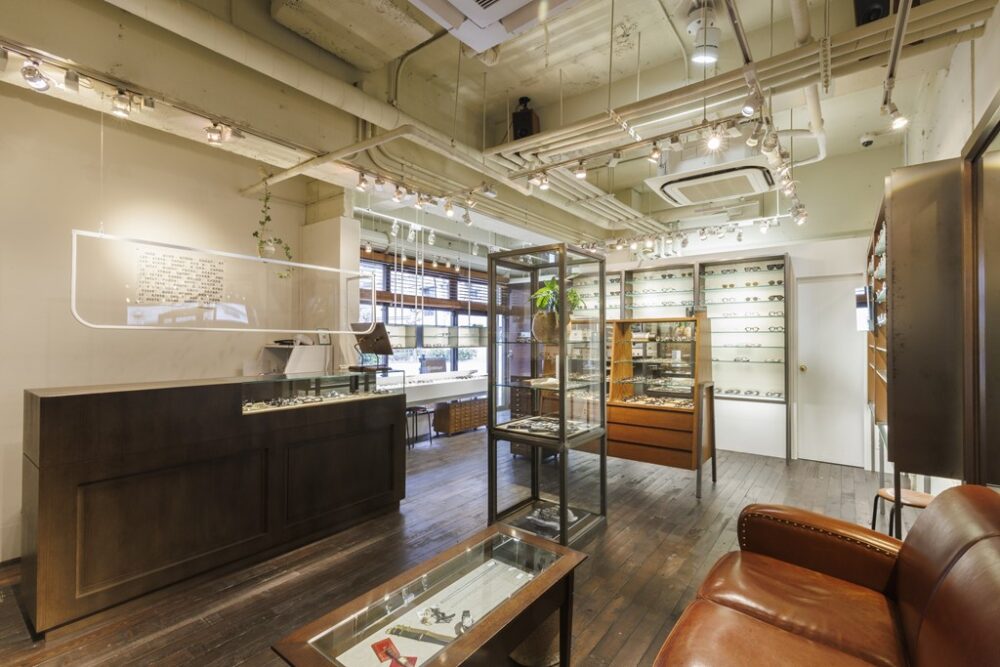 「コンティニュエ」で見つける、“ちょいクセ”メガネ7選。|東京・恵比寿