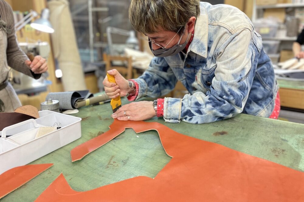 裁縫男女の腕を上げてくれるスターディ・レザーアカデミーに体験入学してきたぞ。Vol.2　裁断、ロック縫製編