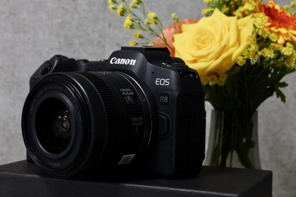 EOS R8を試用。EOS R6 Mark IIを買った編集長が、13万8000円の価格差を検証