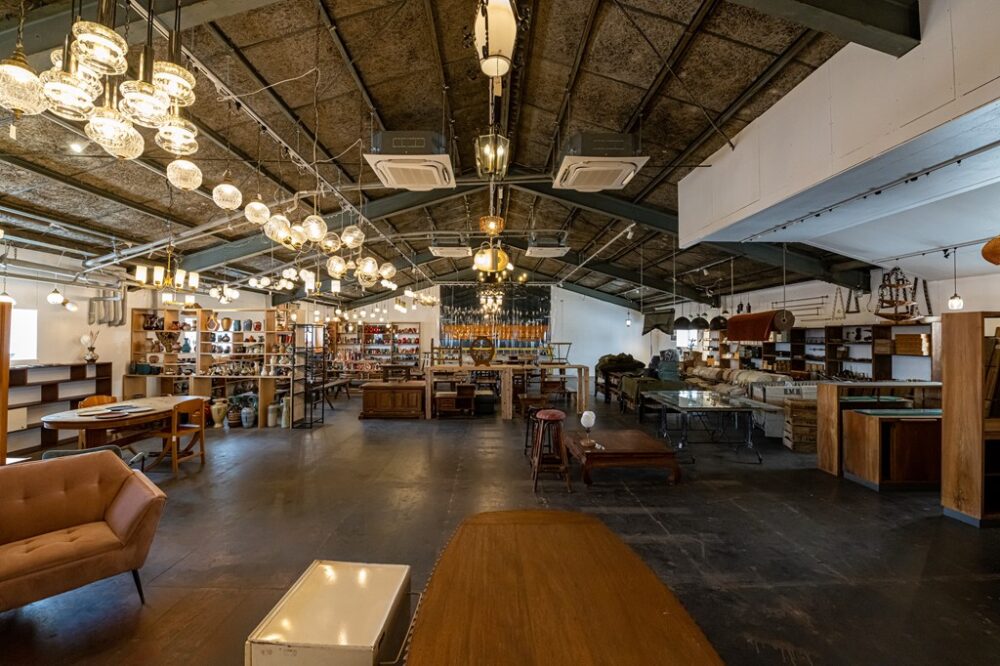 大和市に移転! 一点モノに出会える巨大倉庫型アンティークショップ。