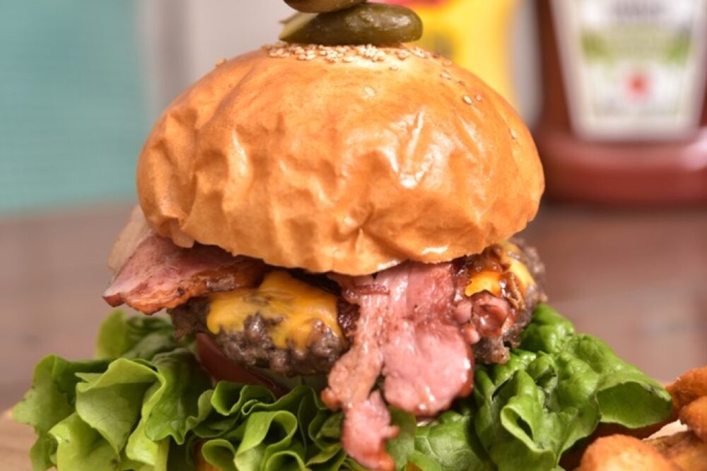 1日中アメリカンブレックファストが食べられる神奈川・辻堂「ブランチーズ」のバーガー。