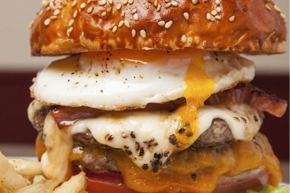 愛知・栄のアメリカンバー「ロッキンロビン」で飛騨牛のバーガーにかぶりつく。