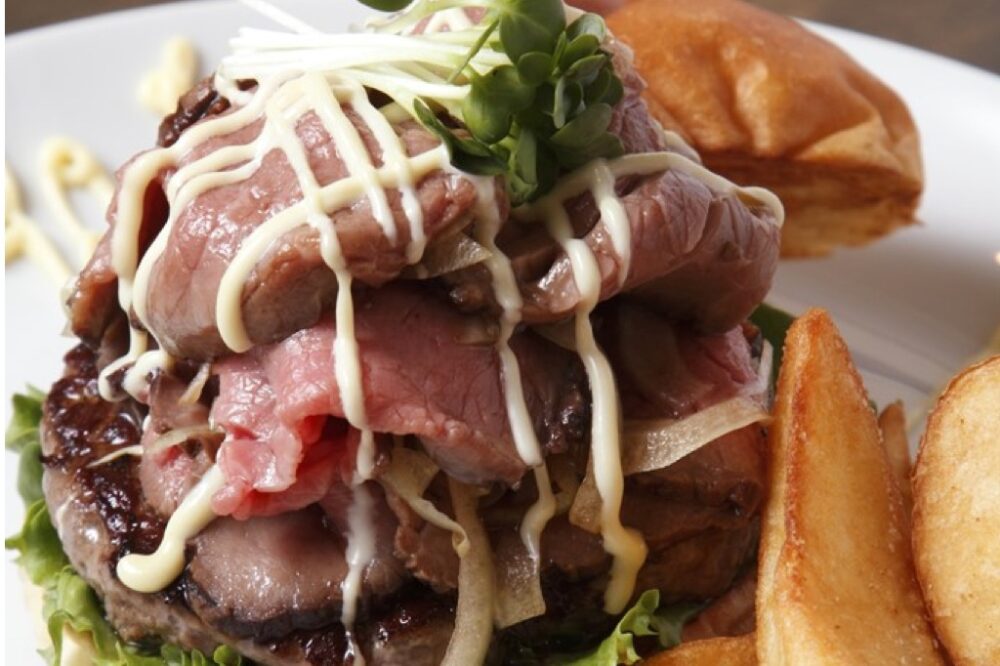 大阪・難波「ココペリ」で食べる、赤身肉のパティとしっとりローストビーフのコラボバーガー。