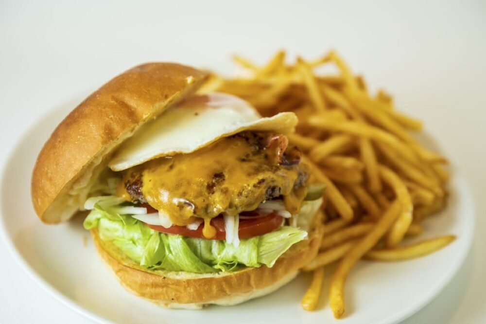 燻製ベーコンとチェダーチーズが手捏ねビーフとの相性抜群なハンバーガー。|サニーダイナー(東京・北千住)
