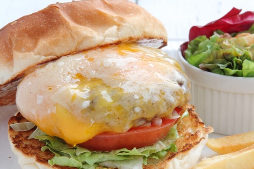 チーズ好き必見! 4種類のチーズを用いた贅沢なチーズバーガー。|バーガーマニア(東京・白金)