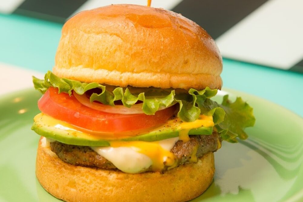 ハワイテイストのハンバーガーを食べるなら原宿の「テディーズビガーバーガー」へ。