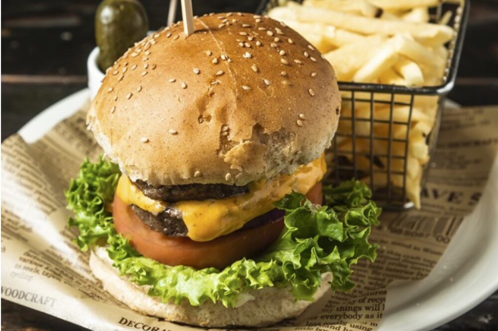 押上のスカイツリーを望むダイナー「バッドカフェ」特製バーガーがうまい!