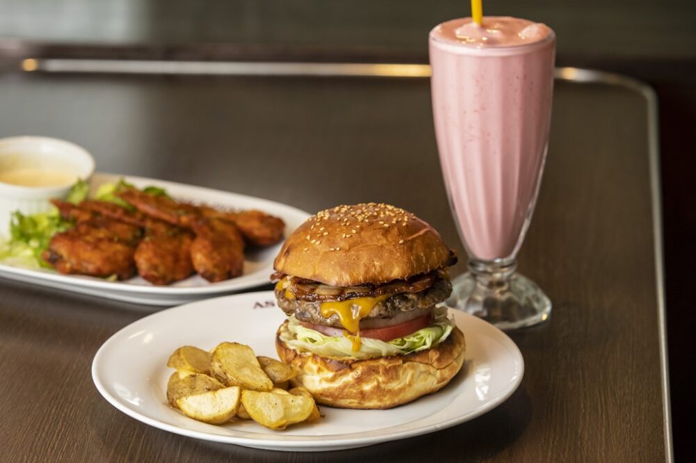 味も迫力も満点のアメリカンスタイルなハンバーガー。|エーエスクラシックスダイナー(東京・駒沢)