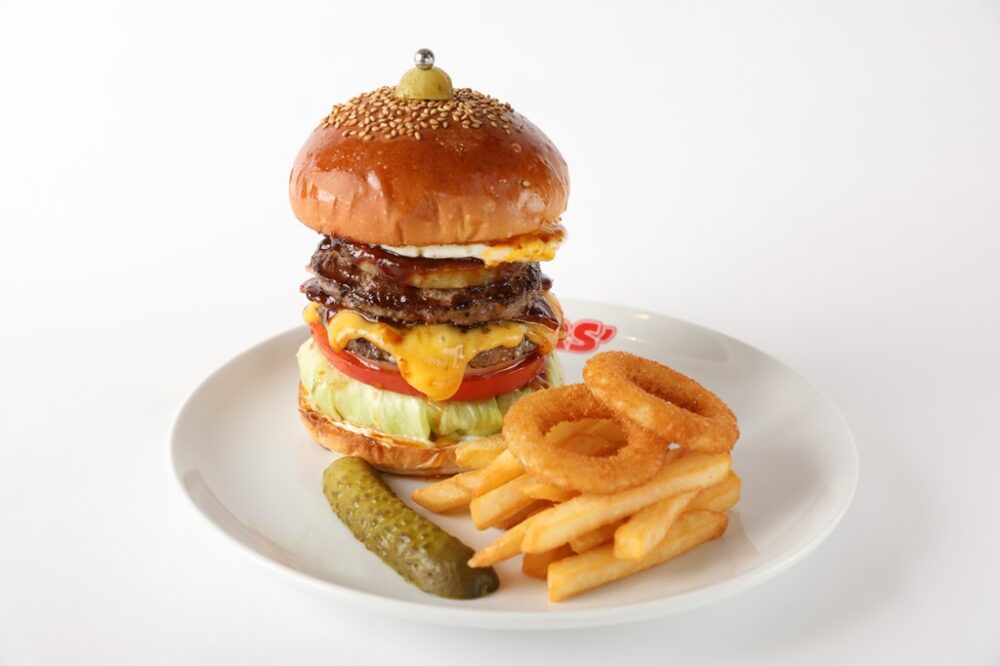 香ばしくもフルーティ。迫力のダブルパティのハンバーガー。|ブラザーズ(東京・日本橋人形町)