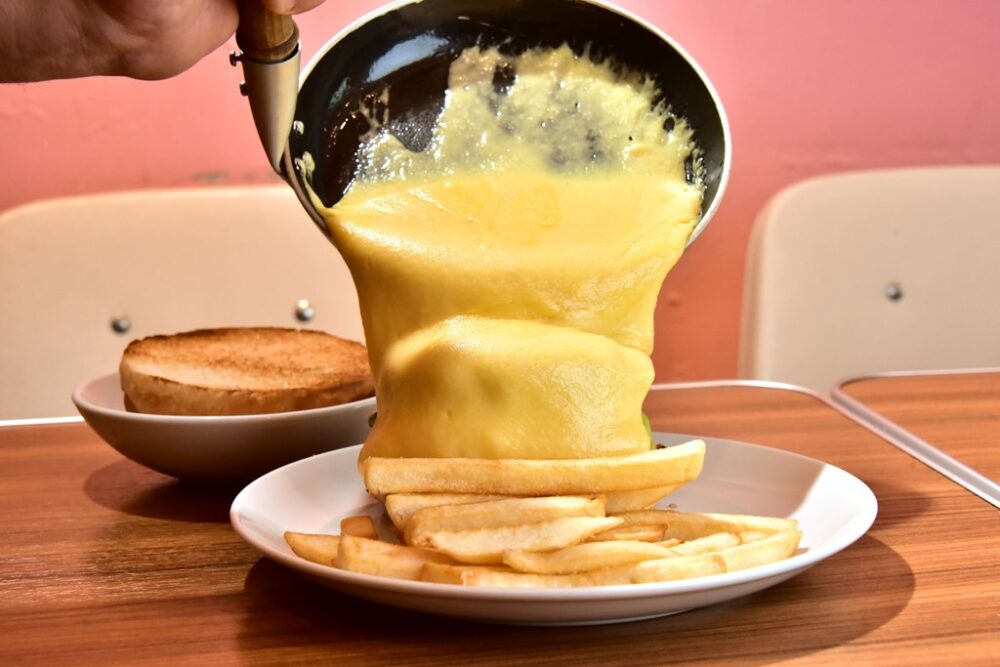 ハンバーガーは、とろ〜り濃厚チーズをたっぷりとかけて食べるべし。|バーガーアンドミルクシェイククレイン(東京・秋葉原)