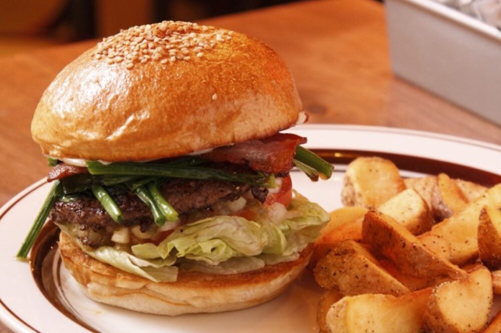 大阪・心斎橋の「クリッターズバーガー」のスピナッチベーコンは、素材の良さが楽しめるバーガー。