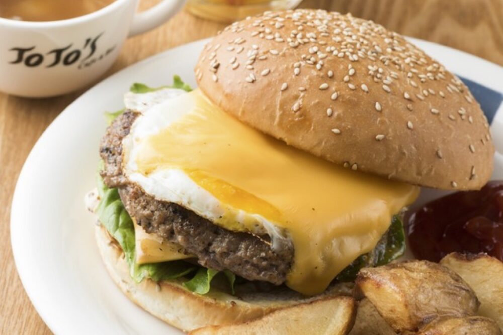 北海道・ニセコ町の「ジョジョズカフェ&バー」のバーガーは、粗挽きと中挽きのパティが絶品!