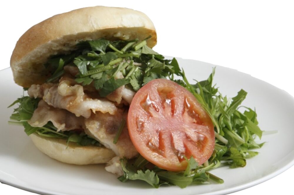 大阪・新町の「ミリアバーガー」で、溢れんばかりの野菜を楽しむオーダーメイドバーガーを。