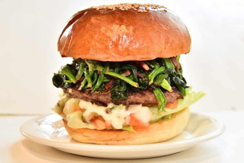 海外からわざわざ食べに来る、東京・代々木公園の「アームズ」の絶品バーガー。