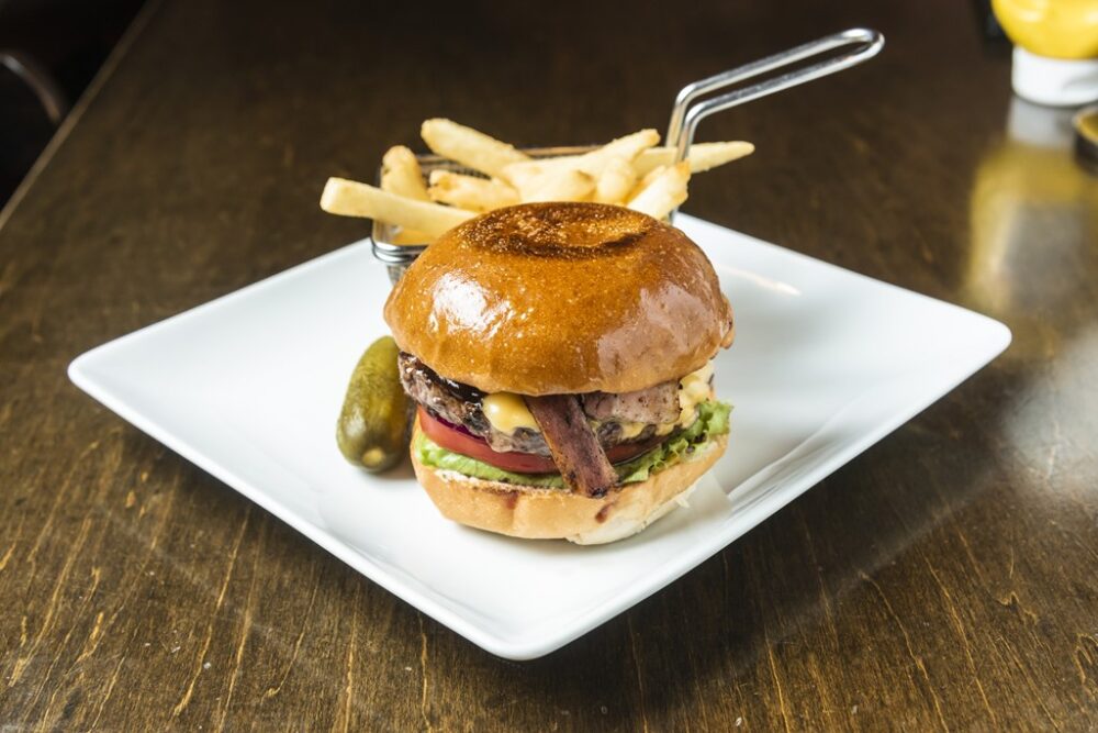 東京・錦糸町の「シェイクツリー バーガー&バー」のハンバーガーは、両面焼きバンズの香ばしさと食感がうまい!