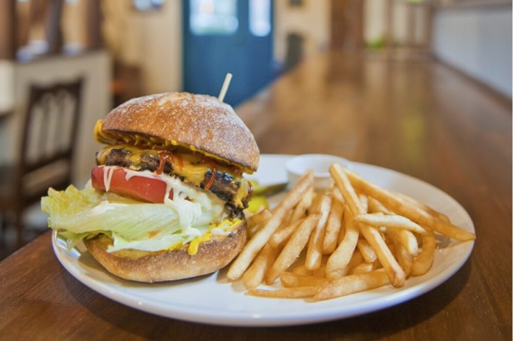 福岡・早良のサーファーズハウスで本格的な味を提供する「トミーズキッチン ハンバーグ&カフェ」。