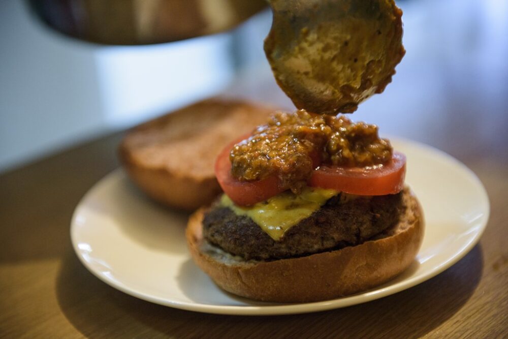 島の食材を詰め込んだ美味バーガーが食べたいなら、沖縄・嘉手納の「スリーエスバーガー」へ。