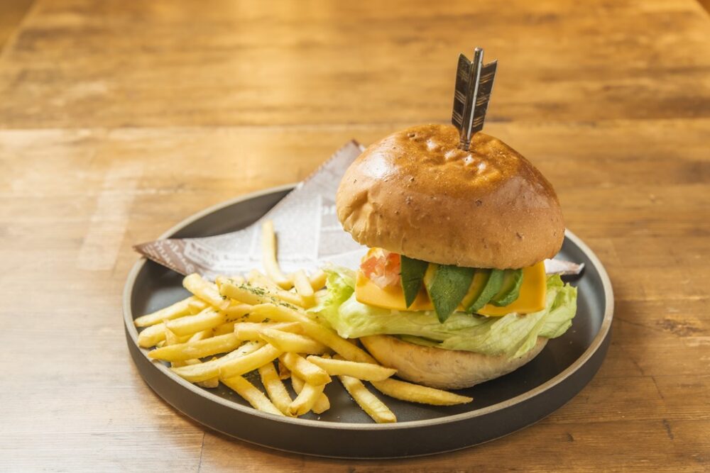 カフェの本場NYの雰囲気とともに味わう本格バーガー。|ブルックリンミルズ(東京・池袋)