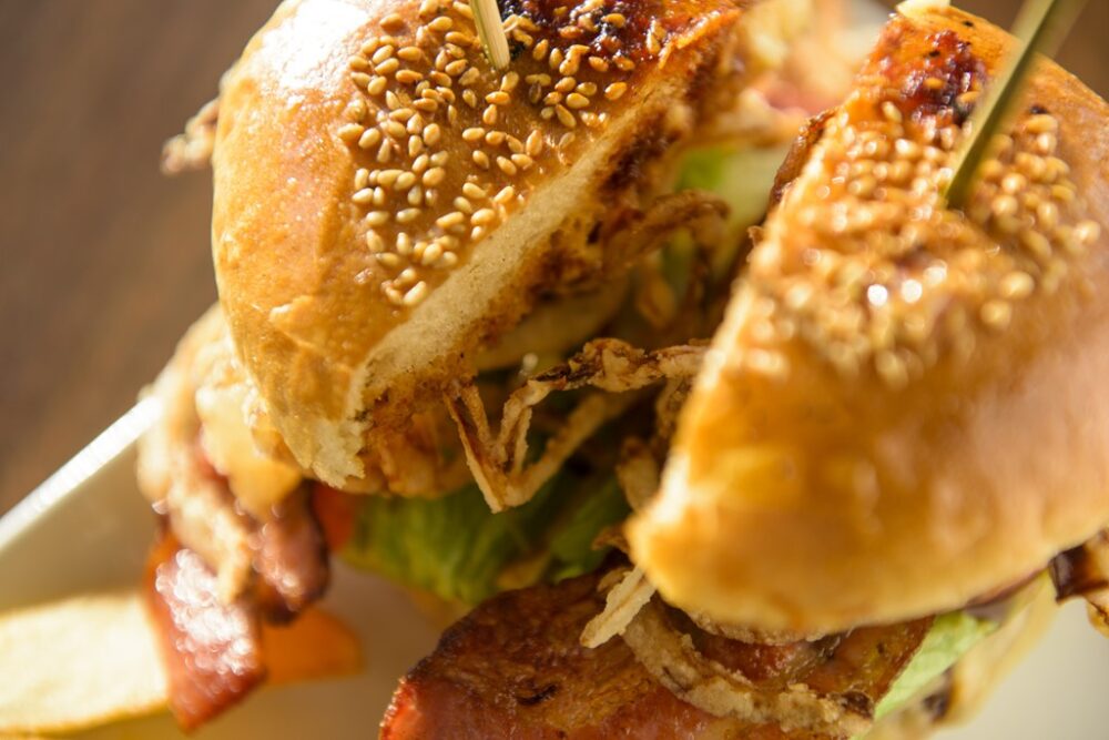 研究を重ねたソースが決め手! 沖縄・本部町の「キャプテンカンガルー」の創作バーガー。