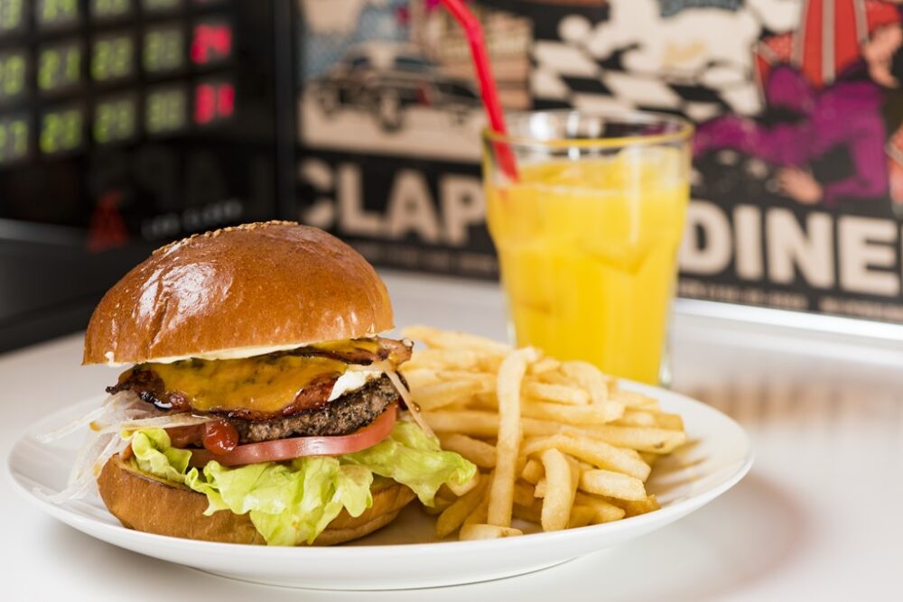 北海道・旭川の「クラップスダイナー」なら、お手頃価格でこだわりのグルメバーガーが食べられる!