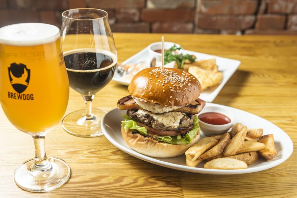 スモークの芳醇な香りが食欲を増幅する、東京・池袋の「ビア パブ カムデン」