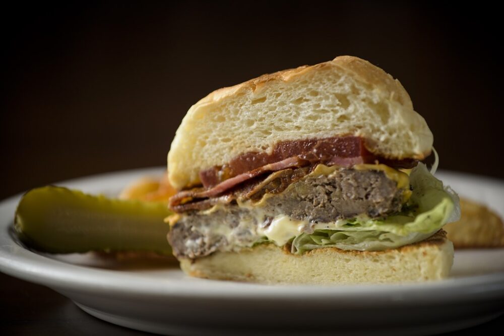 沖縄・嘉手納の「ゴーディーズオールドハウス」で食べる、シンプルで親しみやすい本場のハンバーガー。