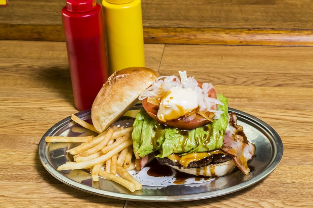 横浜・横須賀基地の入り口にある、老舗ショップ「ハニービー」の名物バーガーとは?