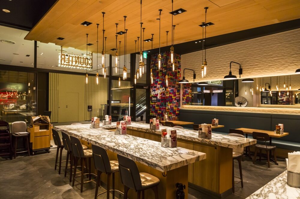 自分好みにカスタムする豪快なハンバーガーが魅力の、六本木の「ザ・カウンター」。