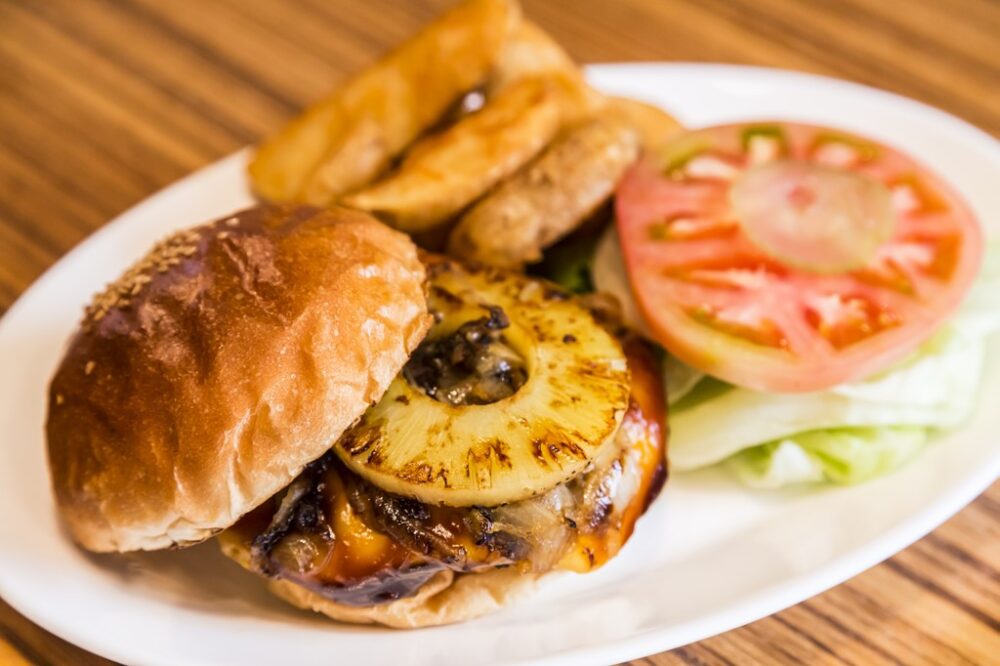 新鮮な野菜が食感のアクセント! 東京・初台「ベイス」のベイスバーガー。