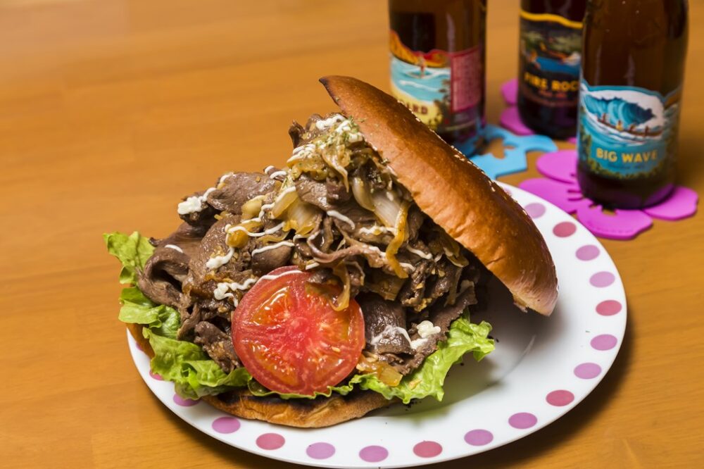 神奈川・横須賀のアットホームな「ラウナ」で味わう異色のバーガー。